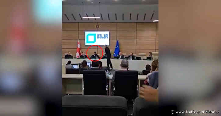 Vernice nera in faccia al responsabile della Commissione elettorale della Georgia: tensione a Tbilisi dopo il voto – Video
