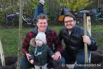 185 kindjes planten boom in geboortebos: “Voor de allereerste keer werden er meer jongens dan meisjes geboren”