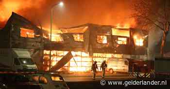 ‘Zeldzame’ Mercedes ging in vlammen op: verzekeraar gelooft eigenaar niet, toch krijgt hij 260.000 euro