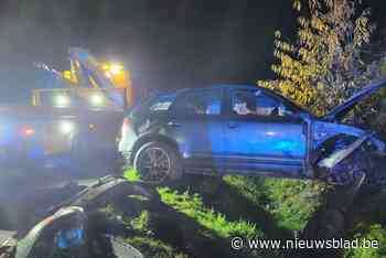 Auto belandt in berm in Genk