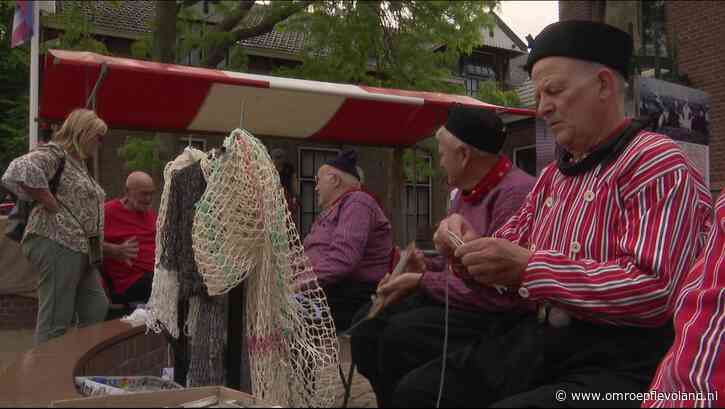 Urk - Urker jeugd draagt steeds meer traditionele klederdracht: 'Ze steken elkaar aan'