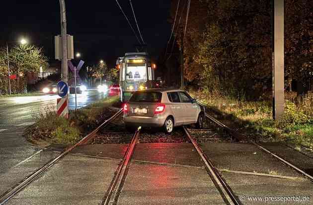 POL-HI: Verkehrsunfall in Sarstedt: Fahrzeug gerät ins Gleisbett der Stadtbahn