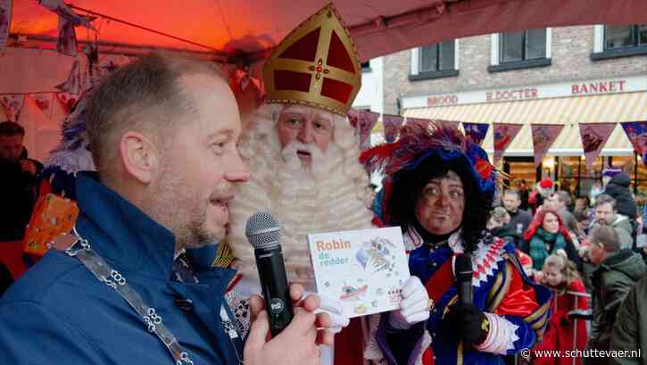 Sinterklaas en kinderen krijgen gratis KNRM-boekje Robin de Redder cadeau