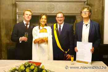 Schepen en stadsdichter charmeren trouwers met liefdesgedicht: “Dit maakt onze huwelijksdag nog specialer”