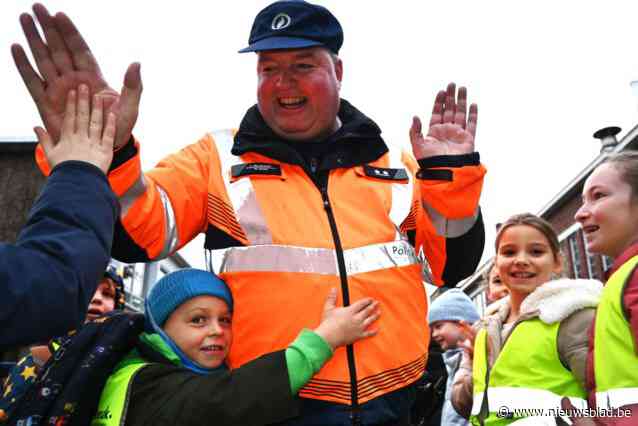Wijkagent Luc Hallewaert (58) hielp dagelijks 500 kinderen over druk kruispunt: “En altijd met een high five of een vuistje”
