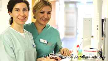 Zwei iranische Frauen machen eine Ausbildung an der Pflegefachschule