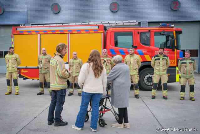 Chantal (71) kan elf jaar na zware brand reddende brandweerploeg bedanken: “Herinnert ons eraan waarom we dit werk doen”