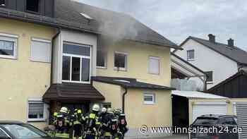 Wohnungsbrand in Waldkraiburg – wohl Frau und zwei Kinder mit Drehleiter gerettet