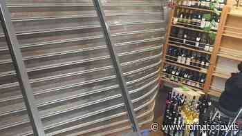 La banda della Panda sfonda l'ingresso del bar, ma il colpo fallisce