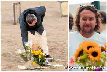 Verslagenheid na overlijden van Knokse beachbar-uitbater Maxim (26) is groot, vrienden leggen bloemen neer op strand: “Dit is zo oneerlijk”