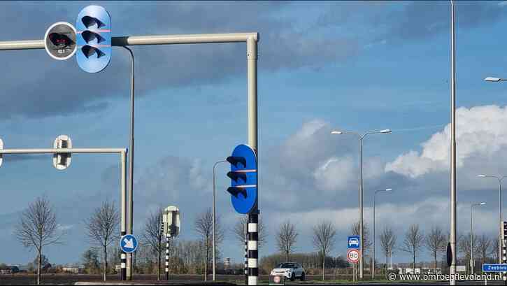 Lelystad - Slim verkeerslicht op Larserweg blijft nog een maand dom: 'Softwarefout'