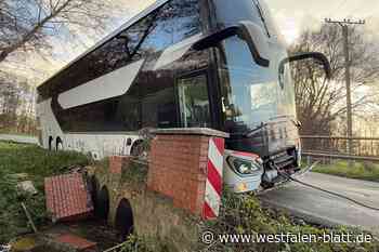Doppeldeckerbus kippt auf Brücke zur Seite