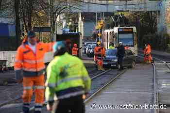 Auto steckt in frischem Beton fest