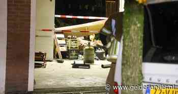 Explosie blaast gevel van schuur eruit, man gewond naar het ziekenhuis