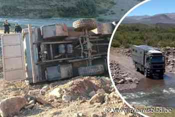 Ex-deelnemers ‘Met vier in bed’ crashen met imposante mobilhome in wildernis in Argentinië