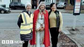 Hundreds turn out to save 26 trees from axe