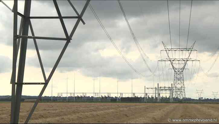 Lelystad - Snelweg A6 bij Lelystad vanmorgen een uur dicht, TenneT hangt laatste hoogspanningskabels op