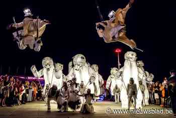 Verlicht straattheater met gigantische ijsberen wordt blikvanger tijdens kerstperiode