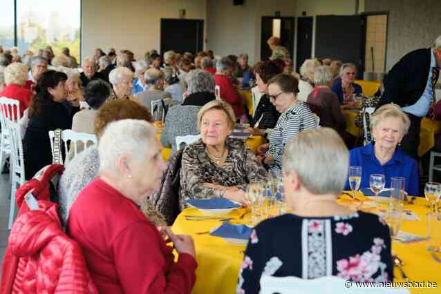 Alleenstaande senioren genieten van gratis diner