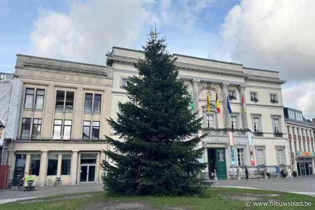 Metershoge kerstboom op Grote Markt is voorbode van winterperiode