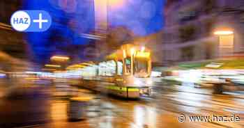 Schwer verletzt und bewusstlos: Frau läuft in Hannover vor eine Stadtbahn