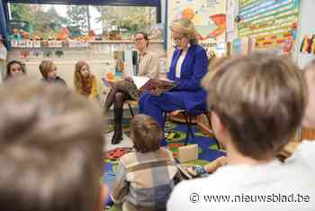 En plots komt de koningin voorlezen in je klas: Mathilde geeft het goeie voorbeeld tijdens de Voorleesweek