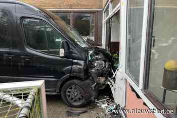 Bestelwagen rolt helling af en botst tegen gevel vlak bij schoolrefter: “Alle kinderen zijn ongedeerd”