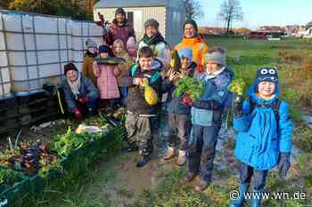 Schüler lernen auf dem Acker