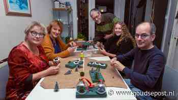 In de kerststemming op de Karnemelksloot: bewoners maken en verkopen kerstballen