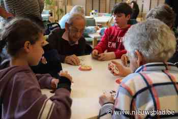 Kinderen en bewoners van woonzorgcentrum Immaculata spelen gezelschapsspelletjes: “Het herinnert hen aan hun eigen jeugd”