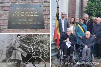 “Ons vader was een toonbeeld van naastenliefde”: Niel eert ‘dokter der armen’ Walter Mees met gedenkplaat en boek