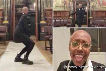 Geen publiek in het stadhuis? Nieuw gemeenteraadslid Birekeraho (Groen) begint dan maar te twerken