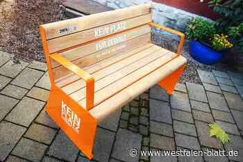 Aktion in Höxter: Sitzbank in Orange als Zeichen gegen Gewalt