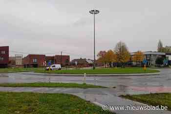 59-jarige fietster zwaargewond na aanrijding op rotonde