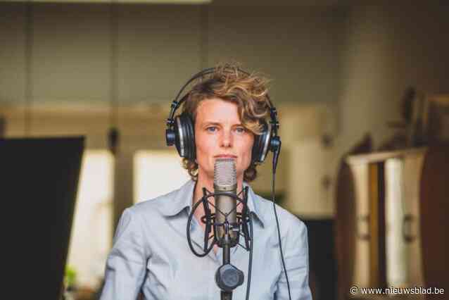 Katrien Verfaillie schrijft strofe voor allerlangste lied tijdens voorstelling in OC De Schouw