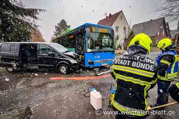 Transporter kracht in Schulbus: vier Verletzte