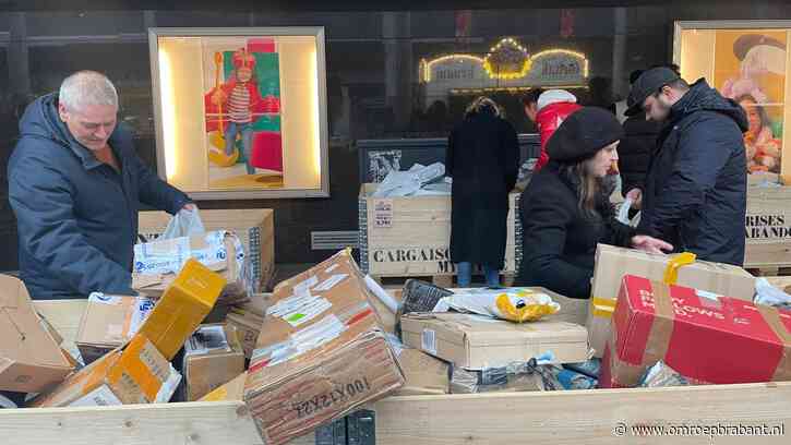 Lange rij voor verkoop 'verloren pakketjes: 'Net een loterij'
