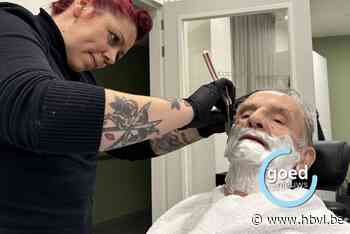 Bewoners Meerlehof krijgen ouderwetse scheerbeurt met veel schuim en groot mes