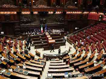 Autonomia, bagarre delle opposizioni tra inno e bandiere