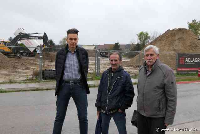 Bewoners zijn bergen grond in hun wijk meer dan beu: “De straten en onze auto’s zijn smerig en we slapen niet meer”