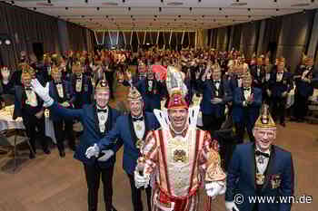 Sascha I. präsentiert sich den Karnevalsgesellschaften