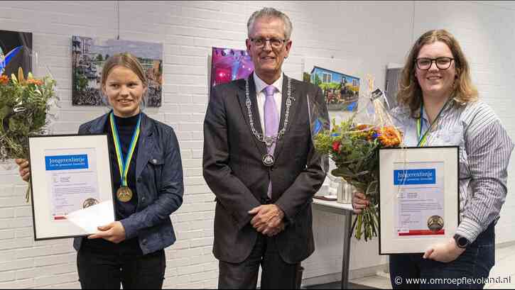 Zeewolde - Julia (19) en Lotte (20) krijgen een lintje voor hun vrijwilligerswerk