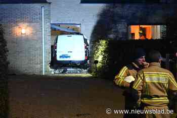 Lichte bestelwagen rijdt woonkamer binnen