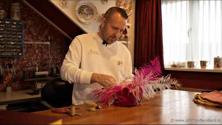 Almere - Jan uit Almere helpt honderden hulpsinterklazen aan mantels en mijters