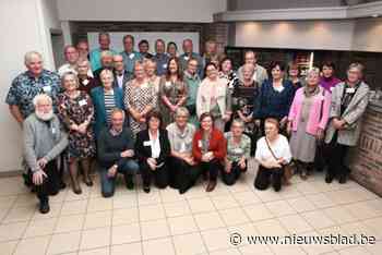 65-jarigen verzamelen aan de feestdis