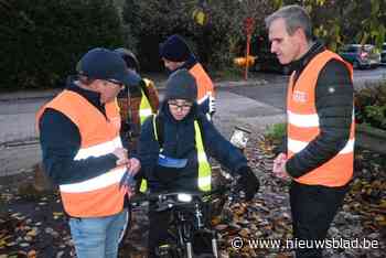Politie promoot dragen van fluohesje en helm met tombola: “Nieuwe fiets als hoofdprijs”