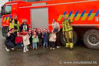 Peuters De Vlindertuin zetten helm op om brandweer te ontdekken