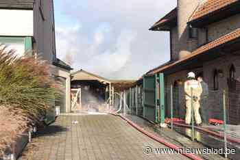 Uitslaande brand legt tuinconstructie bij traiteur in de as: “Er viel nog amper iets te redden”