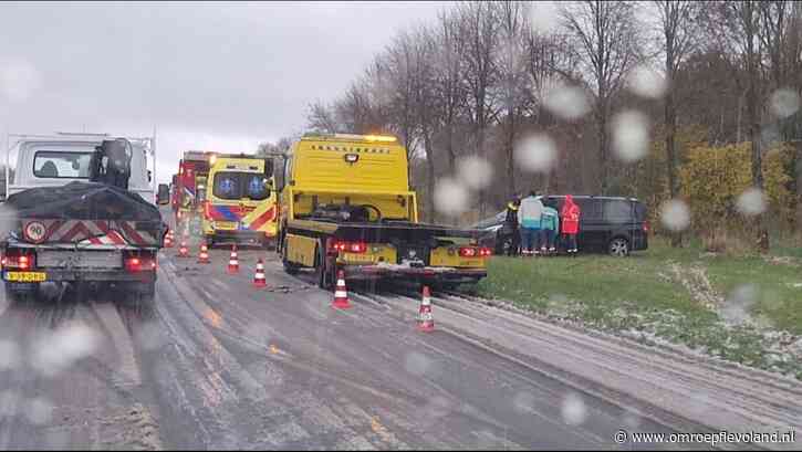 Lelystad - Auto botst tegen boom op Larserweg in Lelystad