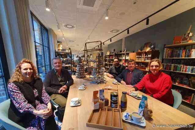 Eerst snuffelen tussen tweedehandsspullen, daarna een koffie drinken: Kringwinkel Maasland opent Buurt Bistro Boetiek